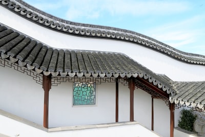 白棕色混凝土房子